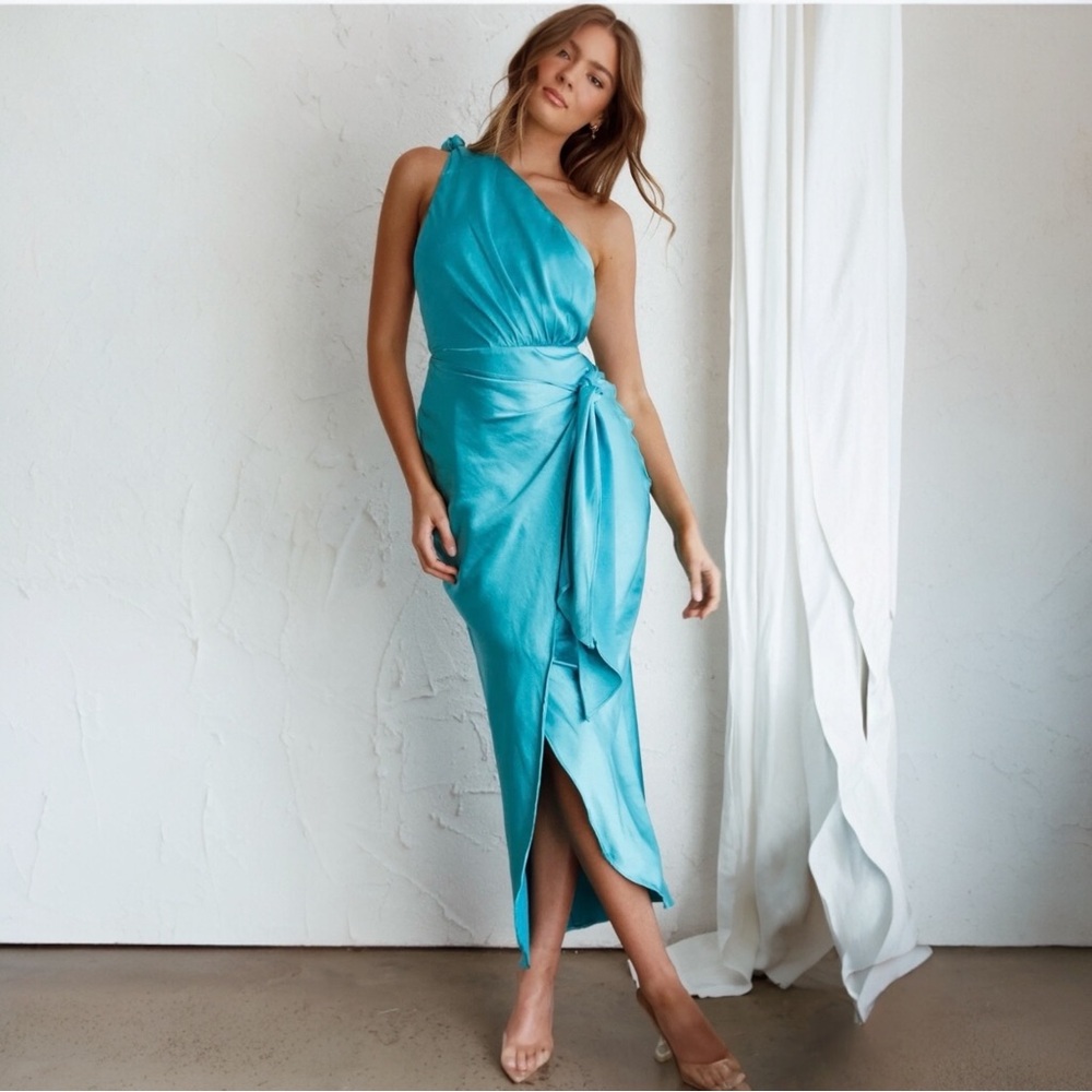 HERE COMES THE SUN
Island Time One-Shoulder Midi Dress Satin Aqua